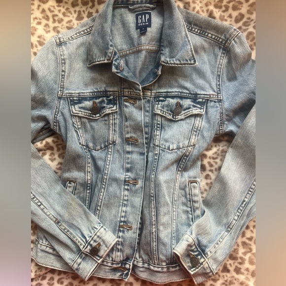 GAP Jackets & Blazers - ☀️ GAP Denim Light Wash Jean Jacket Classic Trucker Style | Women’s Medium